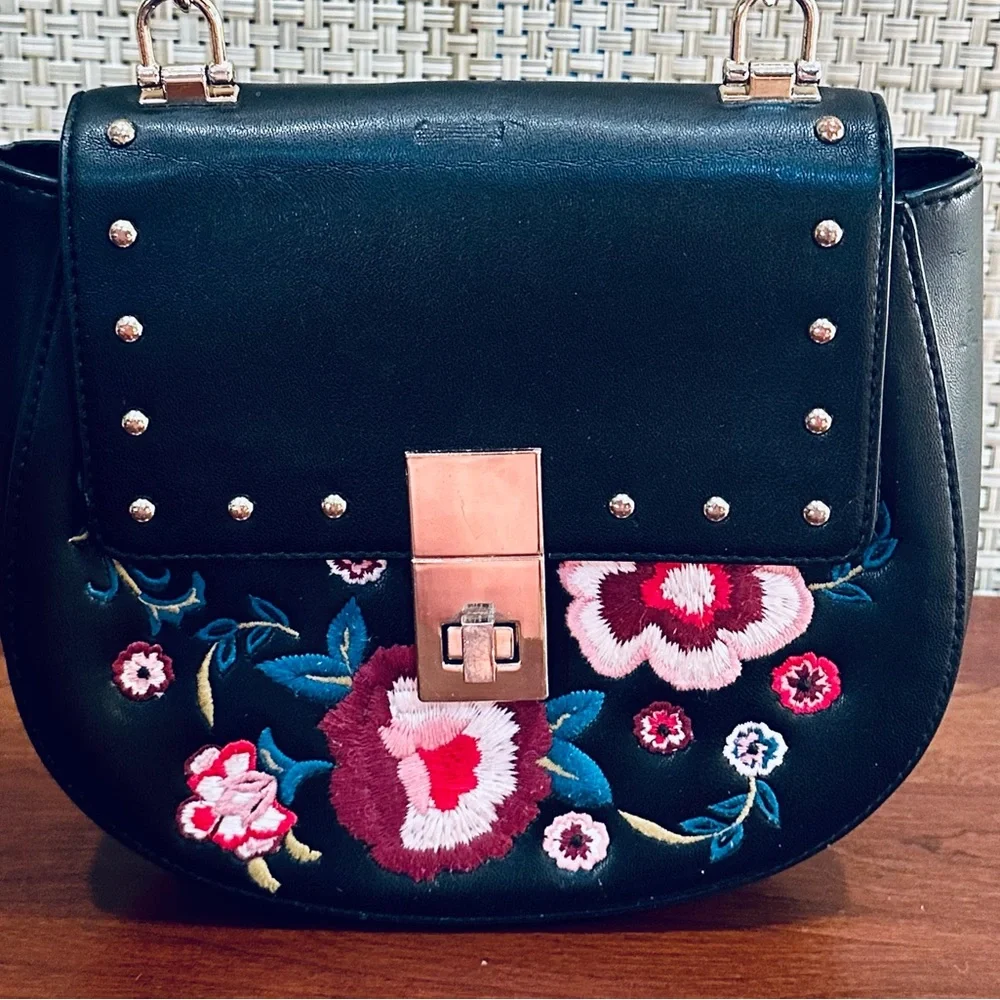 🌟2xHP🌟VTG Express Floral Embroidery Black Faux Leather Saddle Bag Gold Chain - Picture 3 of 13